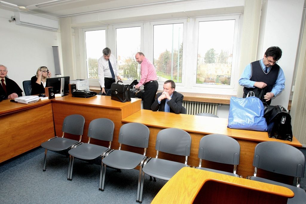 Soud s uplácenými soudci