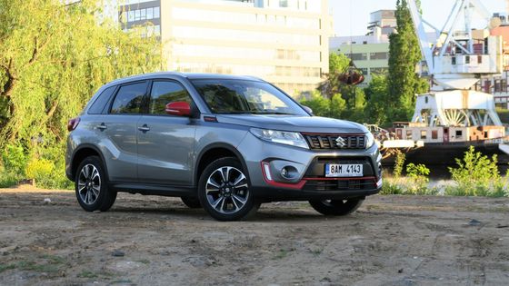 Suzuki Vitara Hybrid jako Ferda mravenec. Stíhá práci všeho druhu i zelené normy