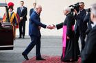 Britský král Karel III. přijel do Vatikánu, veřejně se pomodlí s papežem