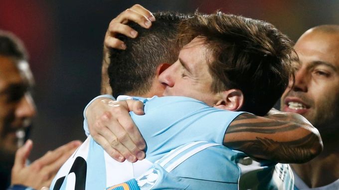 Carlos Tévez a Lionel Messi slaví postup Argentiny do semifinále Copa América po penaltovém rozstřelu s Kolumbií..