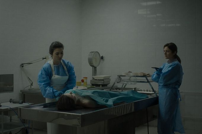 V krimi filmu Stvůry je nalezeno mrtvé tělo devatenáctileté dívky.