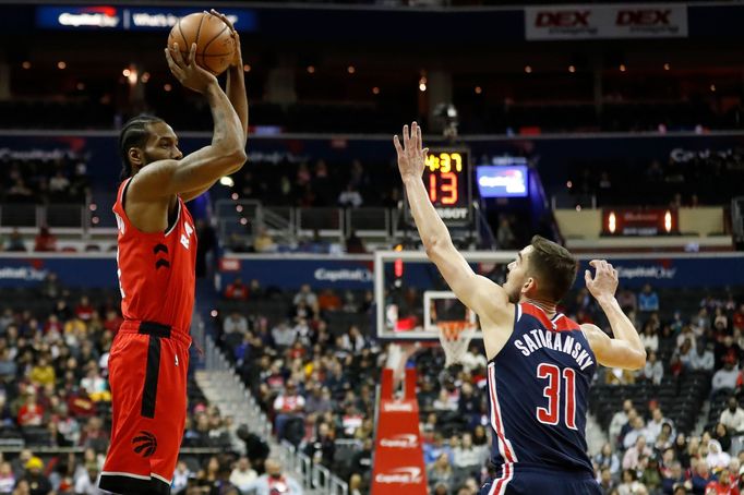 NBA 2018/19, Washington - Toronto: Tomáš Satoranský se snaží blokovat Kawhiho Leonarda.