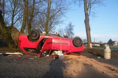 Opilá řidička otočila auto na střechu. Vezla kojence
