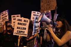 Protesty za zemřelého černocha přerostly v USA v násilí, policie zadržela 1400 lidí