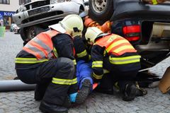 Po srážce dvou aut na Domažlicku ošetřeno osm zraněných