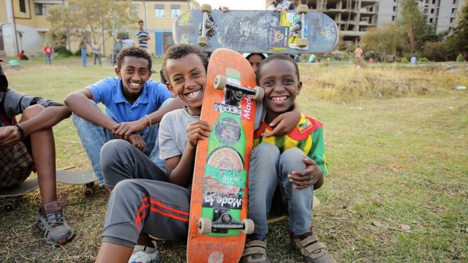 Skateboard jako prostředek komunikace mezi různými etnickými i sociálními skupinami.