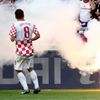 Ognjen Vukojevič sleduje hašení světlice v utkání Chorvatska s Itálií ve skupině C na Euru 2012