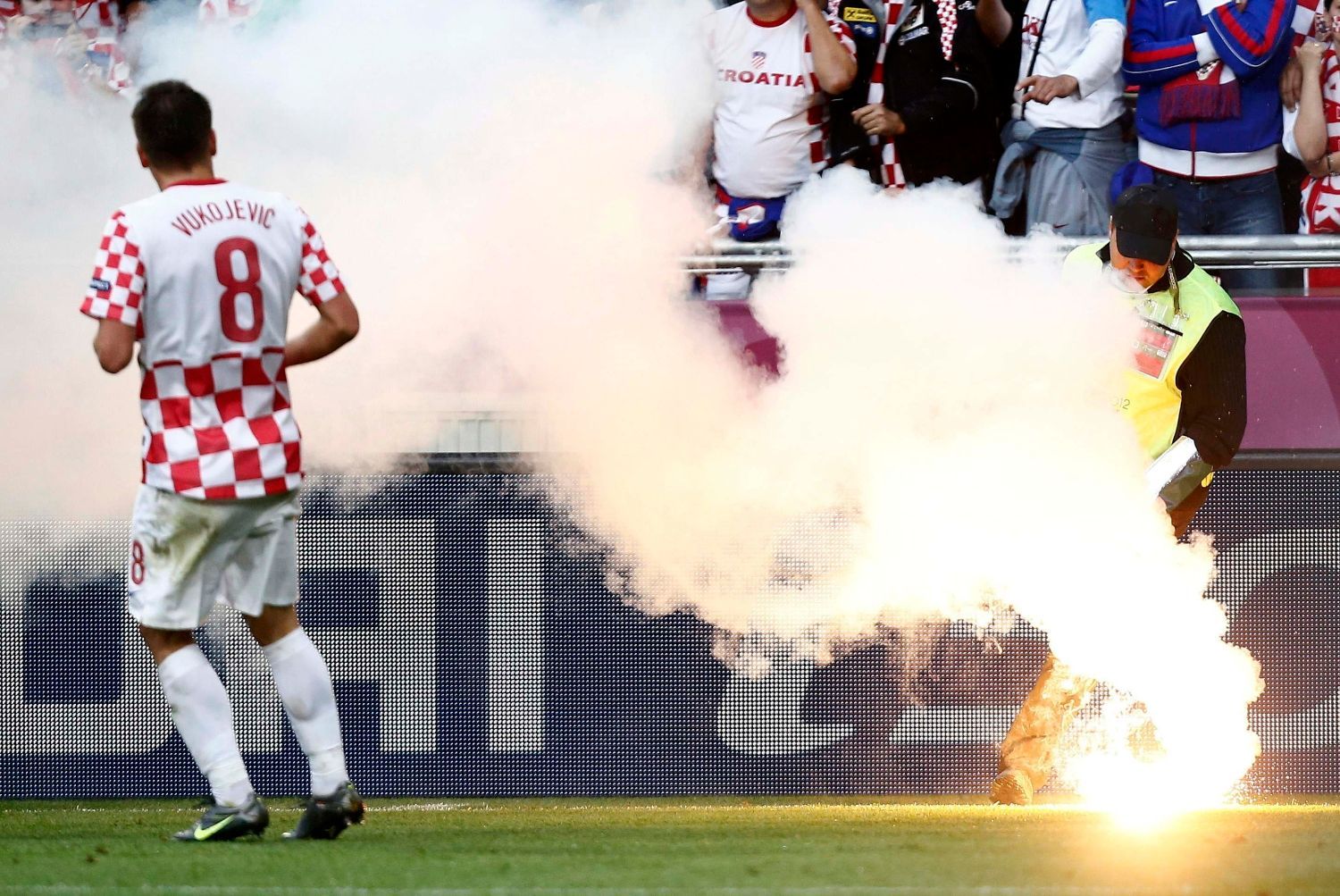 Ognjen Vukojevič sleduje hašení světlice v utkání Chorvatska s Itálií ve skupině C na Euru 2012