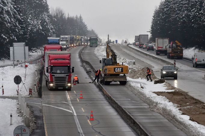 Na opravovaném úseku D1 mezi Humpolcem na 90. kilometru a Větrným Jeníkovem na 104. kilometru začali 19. prosince 2018 dělníci pracovat na rozšíření dálnice.