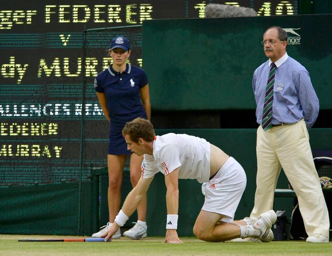 Britský tenista Andy Murray po pádu během utkání se Švýcarem Rogerem Federerem ve finále Wimbledonu 2012.