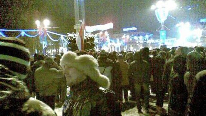 Z nedělní demonstace na Říjnovém náměstí v Minsku.