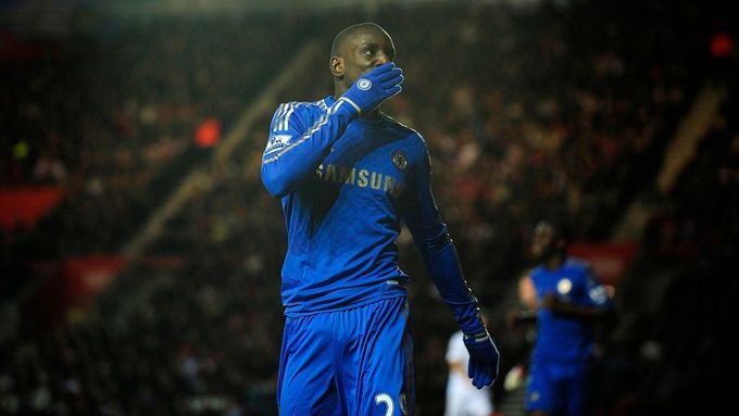 Demba Ba slaví jednu ze svých branek do sítě Southamptonu.