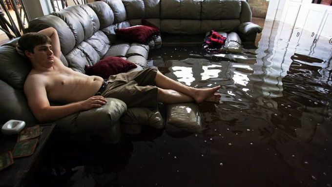 NEW ORLEANS (USA) 5. září - Eric Leese sedí v obýváku, který zaplavila voda.