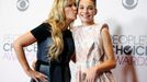 Maddie Ziegler and mother Melissa Gisoni pose with her award during the People's Choice Awards 2016 in Los Angeles