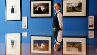 Výstava shromažďuje více než 90 fotografických tisků, nátisků a dokumentů z Královské sbírky a Královského archivu.