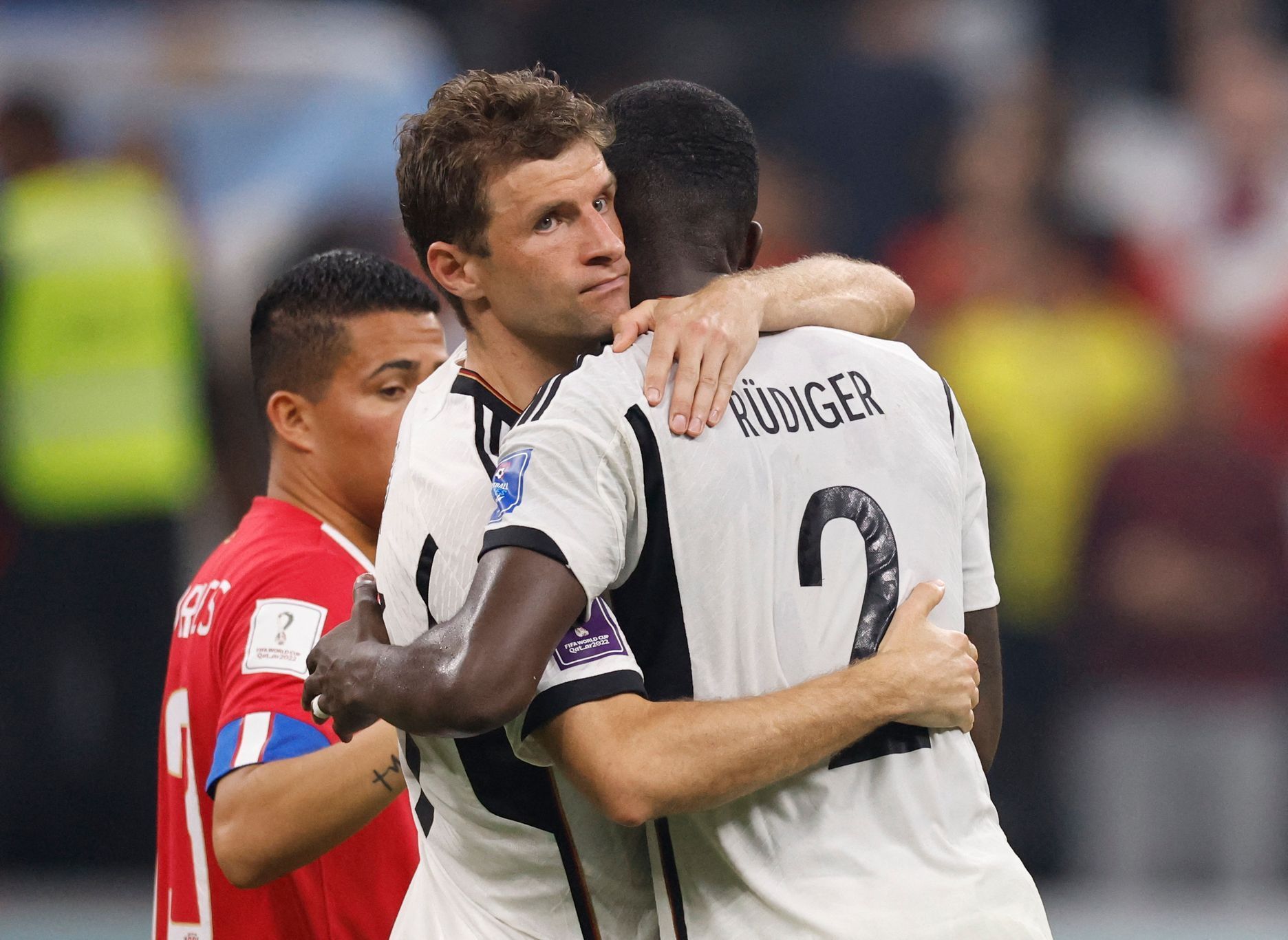 Zklamaní Thomas Müller a Antonio Rüdiger po zápase MS 2022 Kostarika - Německo