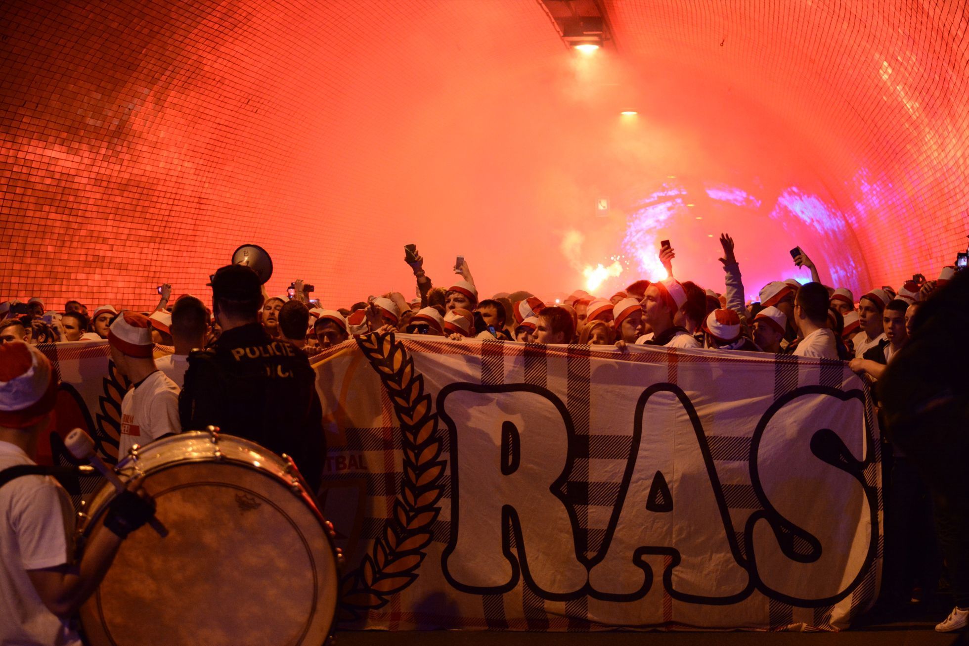 Pochod fanoušků fotbalové Slavie na 283. derby (jaro 2015)