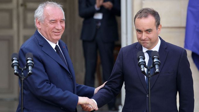 Nový francouzský premiér, dosavadní ministr obrny Sébastien Lecornu (vpravo), ve středu převzal v pařížském paláci Matignon úřad od svého předchůdce Françoise Bayroua.