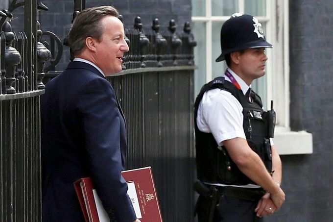 David Cameron naposledy odchází z Downing Street 10