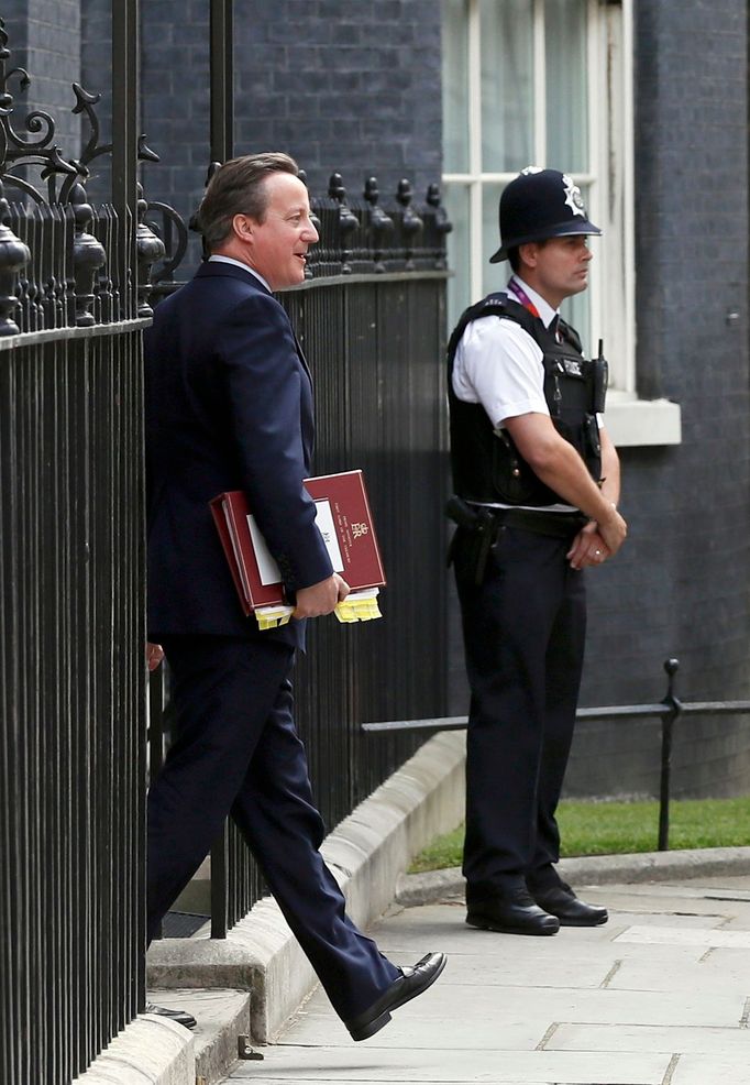 David Cameron naposledy odchází z Downing Street 10