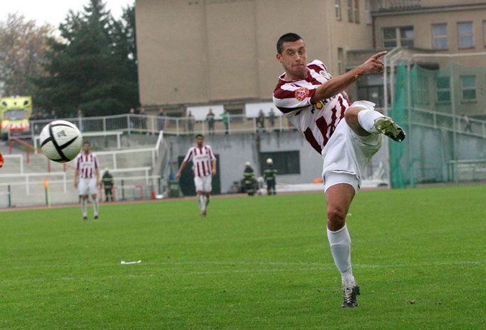 Opět Miroslav Slepička, tentokrát při střele na branku Dukly Praha.