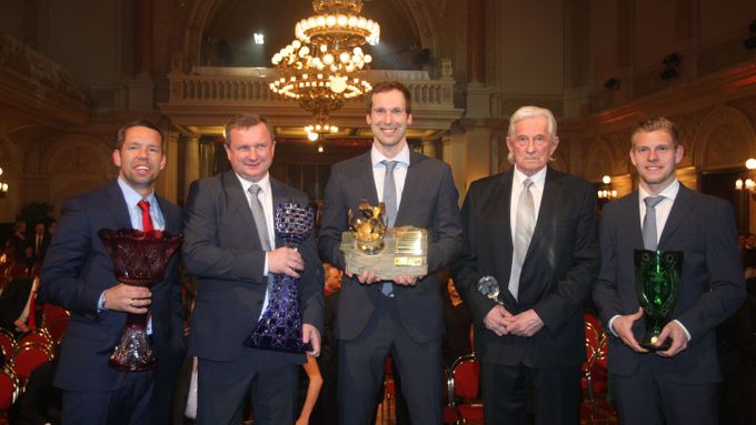 Karel Brückner (druhý zprava) s dalšími oceněnými na Fotbalistovi roku 2013 - Pavlem Horváthem, Pavlem Vrbou, Petrem Čechem a Matějem Vydrou.