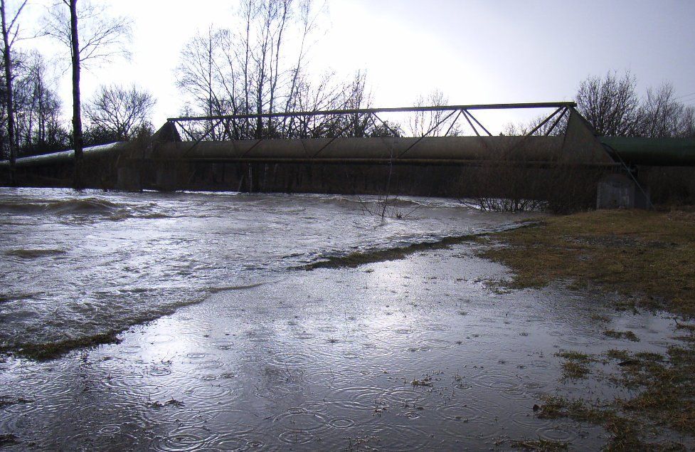 Chrudimka vytéká v Nemošicích na Pardubicku z břehů