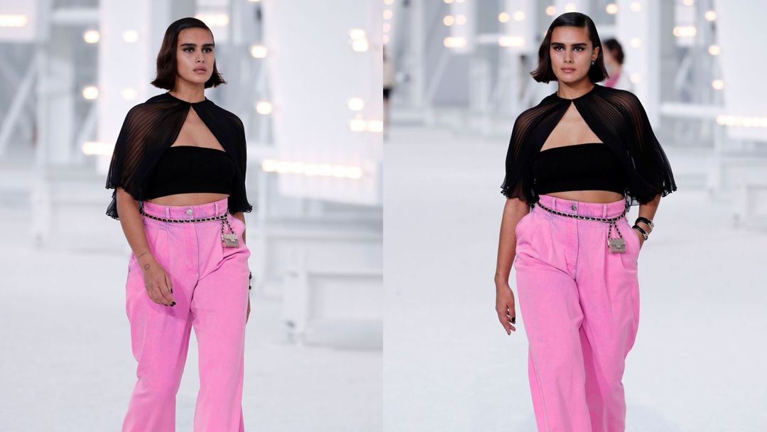 Na své přehlídce Chanel představil růžové džíny, čímž odstartoval novou módní vlnu barevných kalhot, která letos povládne.