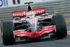 Skandál: Alonso zbrzdil Hamiltona, potrestán i McLaren