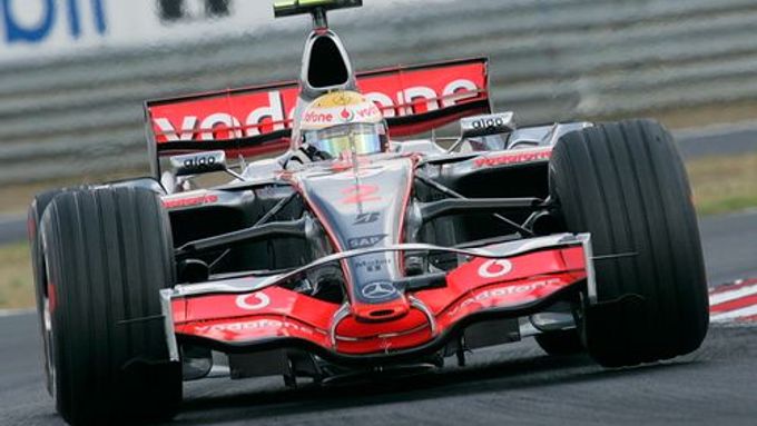 Lewis Hamilton s McLarenem při kvalifikaci na Velkou cenu Maďarska.