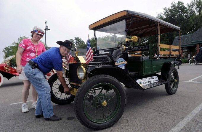 Model T byl vůbec prvním sériově vyráběným automobilem sestaveným ze standardizovaných - a tudíž zaměnitelných - součástek.