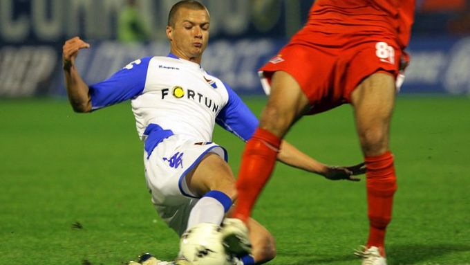 Václav Svěrkoš padá v souboji o míč s Jegorem Filipenkem.