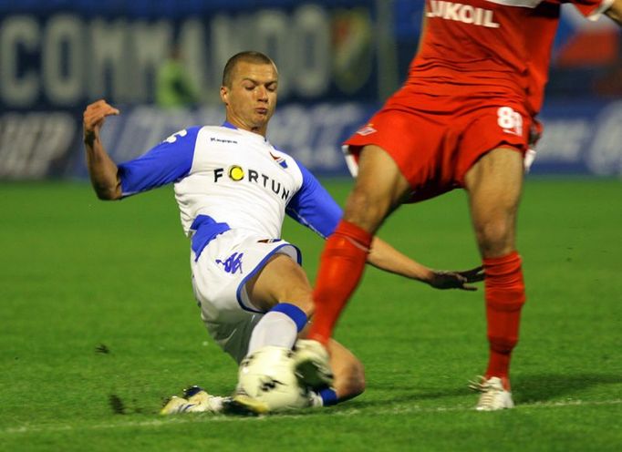 Václav Svěrkoš padá v souboji o míč s Jegorem Filipenkem.