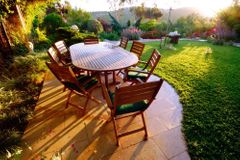 Díky zahradnímu nábytku můžete relaxovat venku