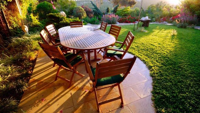 Zahradní nábytek vám umožní relaxovat na čerstvém vzduchu