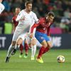 Vladimír Darida a Jordan Henderson v utkání kvalifikace ME 2020 Česko - Anglie