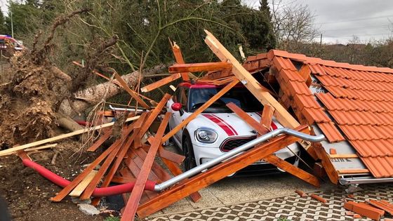 Foto: Polámané stromy, stržené střechy i lešení. Vítr napáchal škody po celém Česku