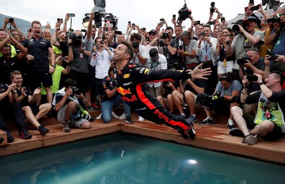 Daniel Ricciardo slaví triumf v GP Monaka 2018 skokem do bazénu
