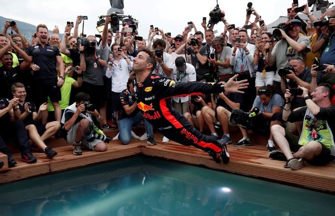 Daniel Ricciardo slaví triumf v GP Monaka 2018 skokem do bazénu