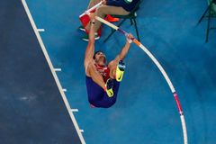 Oba čeští tyčkaři jsou v olympijském finále, čtvrtkař Maslák vypadl