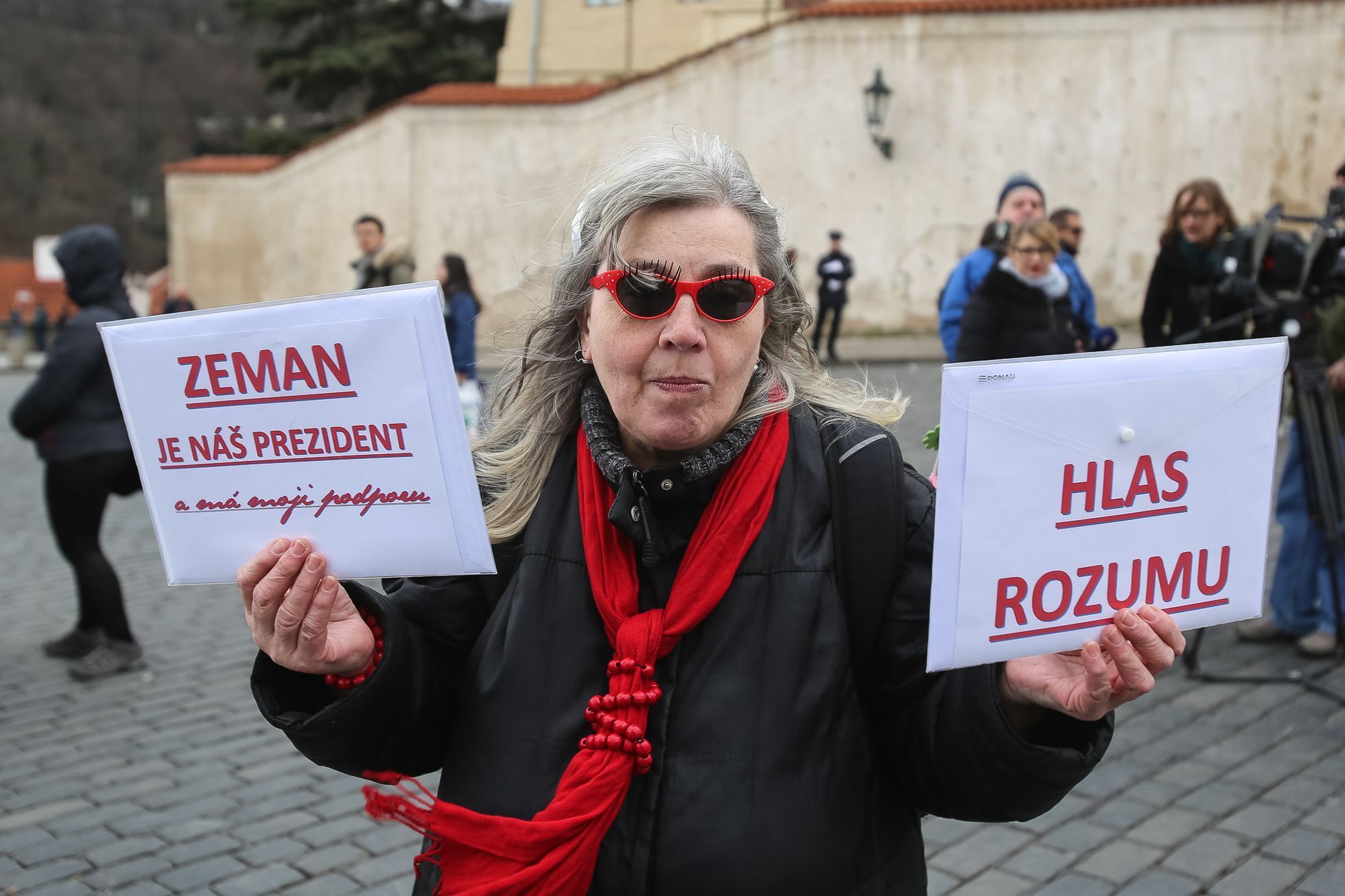 Inaugurace prezidenta Miloše Zemana - dění před Hradem, protesty i oslavy
