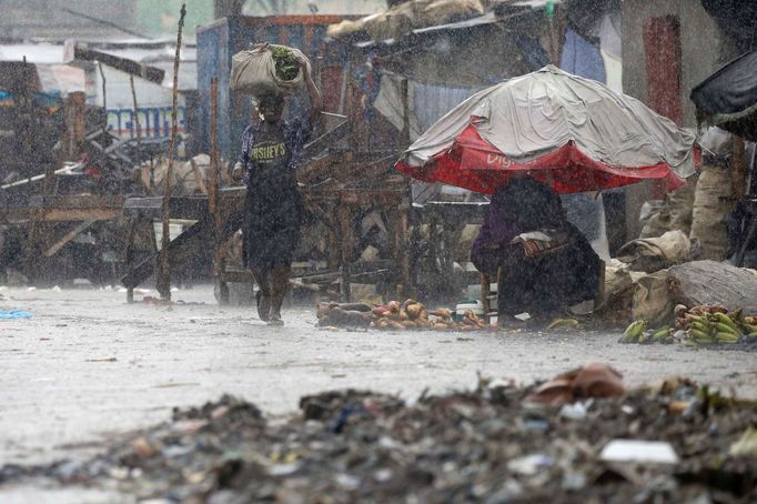 Hurikán Matthew napáchal škody na Haiti a Kubě, nyní se na něj připravují lidé na jihovýchodě USA.