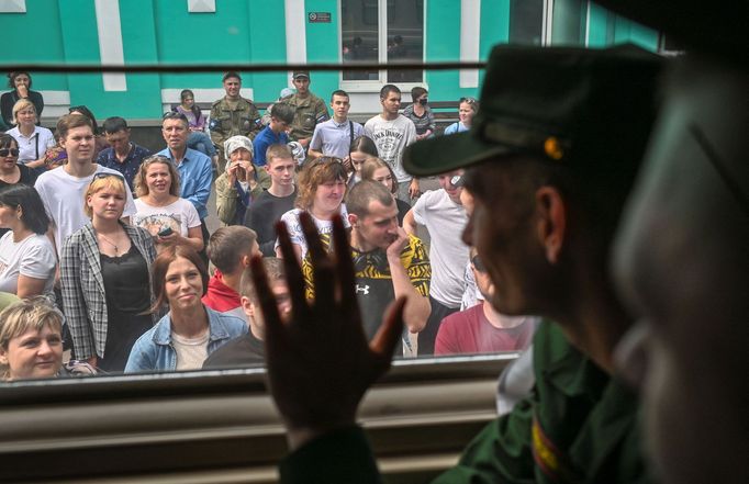 Branci v ruském městě Omsk se před nástupem na vojnu loučí s rodinami.