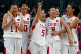 Na úvod olympiády se nevedlo ani basketbalistkám, které podlehly Číně 57:66. Na fotce už čínská basketbalistka Xiaojun Songová slaví se spoluhráčkami vítězství.