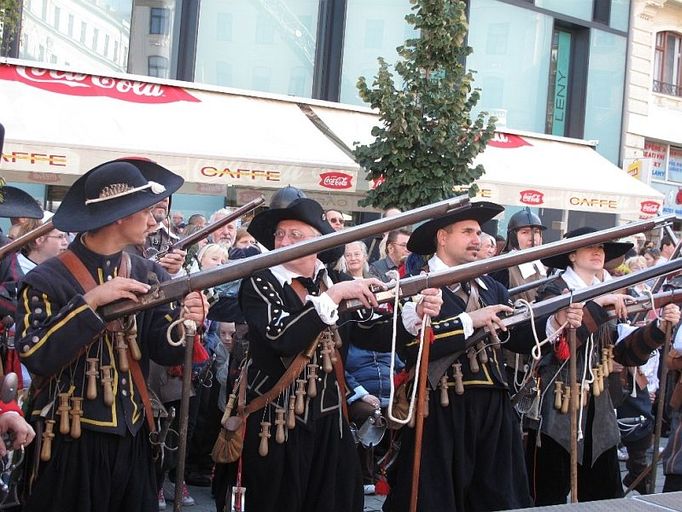 Čestná stráž "obránců Brna" proti Švédům. Hodinový stroj odbíjí takzvané "brněnské poledne", tedy 11:00. Jde o připomínku roku 1645, kdy bylo město obléháno Švédy. Generál Torstenson tehdy po čtyřech měsících bojů prohlásil, že když nedobude město do poledne, odtáhne.