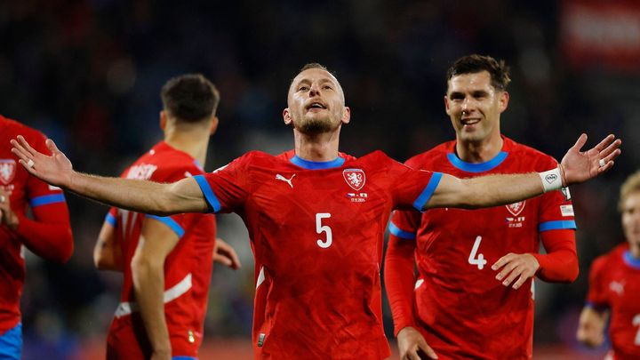 Reakce na bídu? Nekompromisní demolice Gibraltaru. Fotbalisté po dlouhé době bavili; Zdroj foto: Reuters