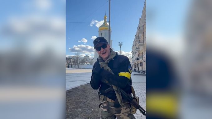 Mocný zpěv uprostřed ohroženého Kyjeva. K boji za svou zemi se přidala i ukrajinská star Andriy Khlyvnyuk