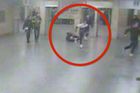 Policie hledá svědky rvačky v metru. Tři mladíci zbili muže a při útěku vážně zranili důchodkyni