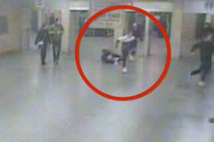 Policie hledá svědky rvačky v metru. Tři mladíci zbili muže a při útěku vážně zranili důchodkyni