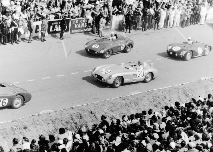 Pierre Levegh za volantem Mercedesu-Benz 300 SLR (20) v závodě 24 hodin Le Mans 1955